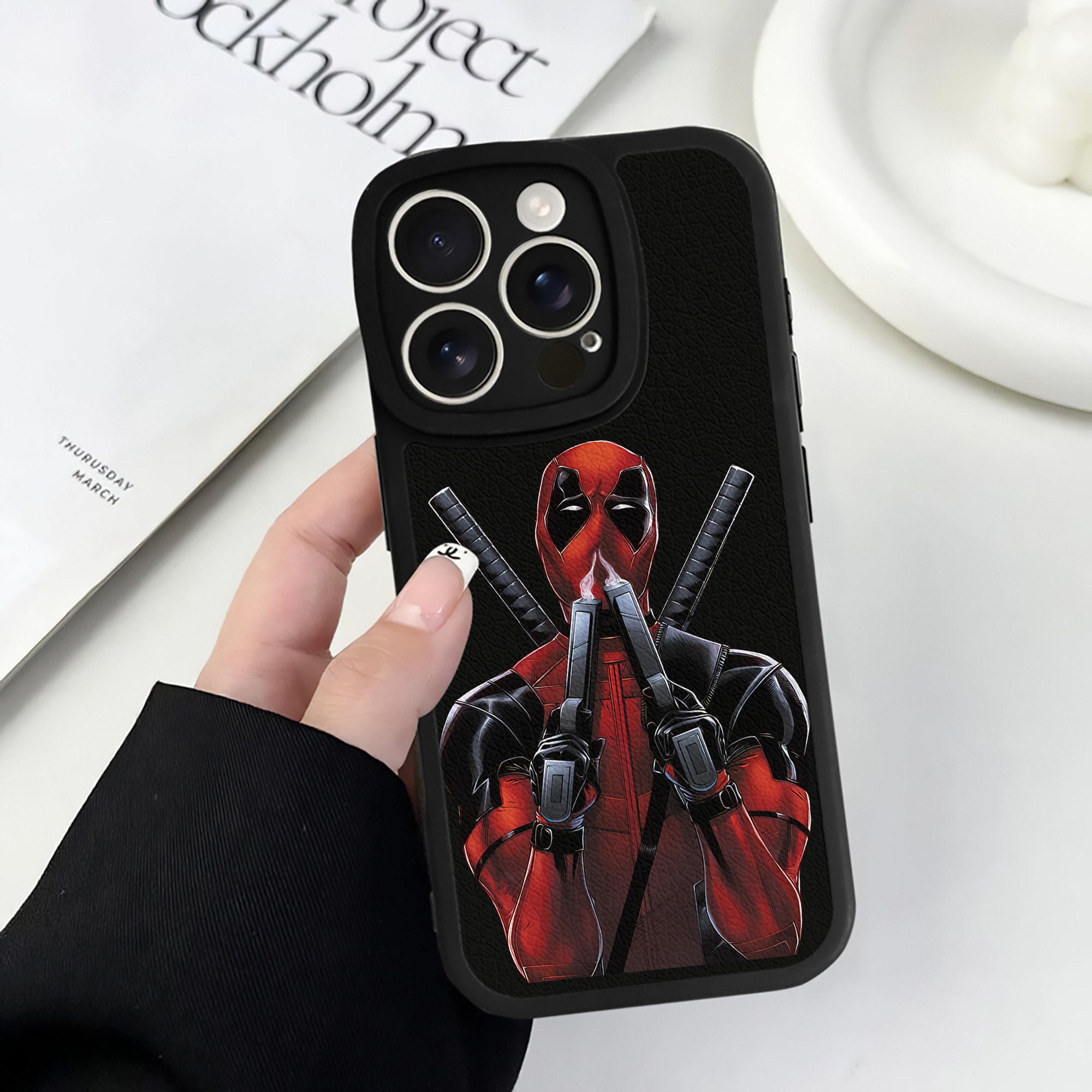 （画像用） Deadpool デッドプール 【iPhone 16シリーズ対応】シリコンスマホケース（レザー調） 材質：シリコン